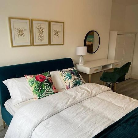 Stunning And Spacious 2Bed Flat In Central 沃金 外观 照片