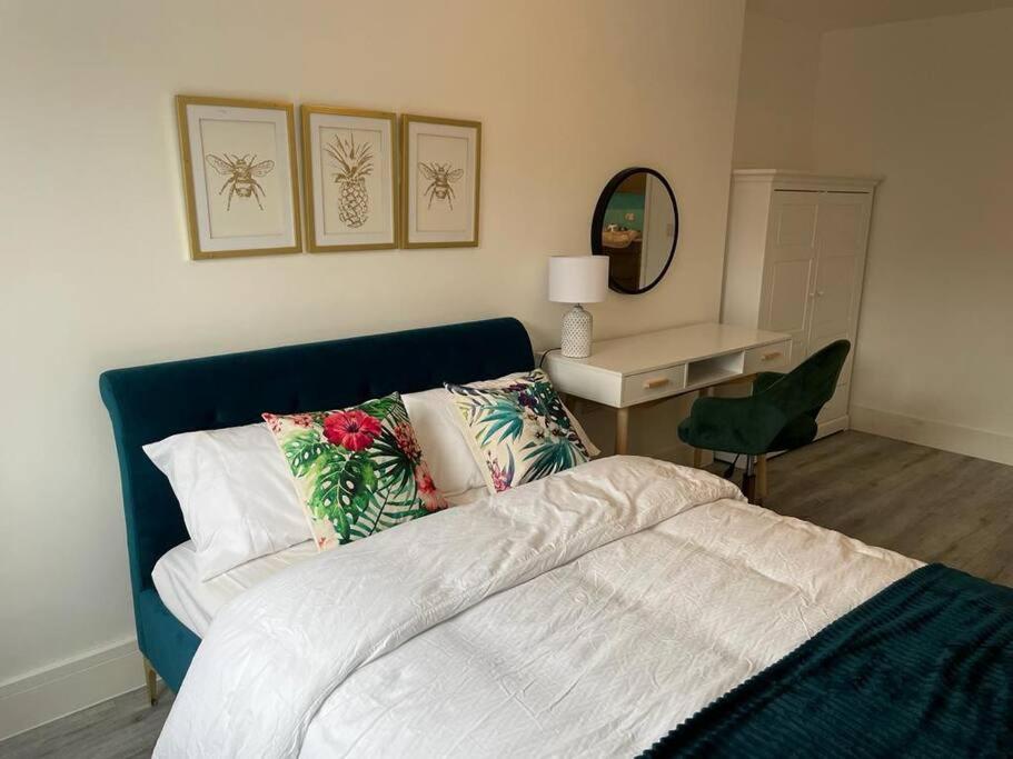 Stunning And Spacious 2Bed Flat In Central 沃金 外观 照片