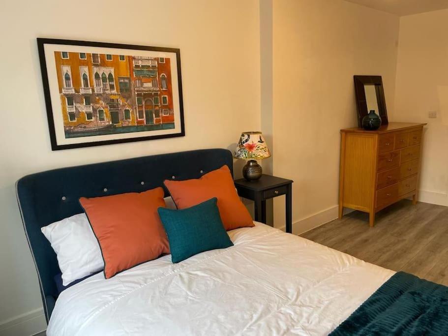 Stunning And Spacious 2Bed Flat In Central 沃金 外观 照片