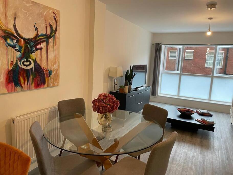 Stunning And Spacious 2Bed Flat In Central 沃金 外观 照片