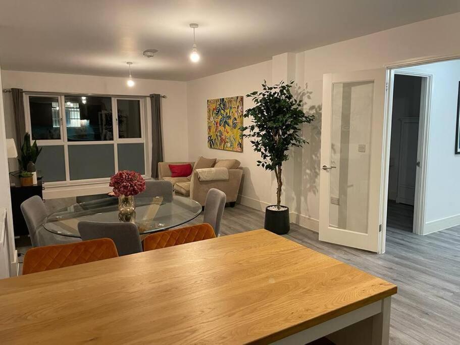 Stunning And Spacious 2Bed Flat In Central 沃金 外观 照片