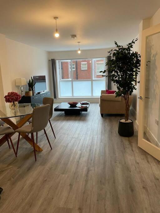 Stunning And Spacious 2Bed Flat In Central 沃金 外观 照片