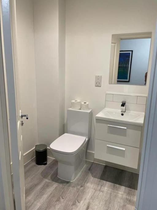 Stunning And Spacious 2Bed Flat In Central 沃金 外观 照片