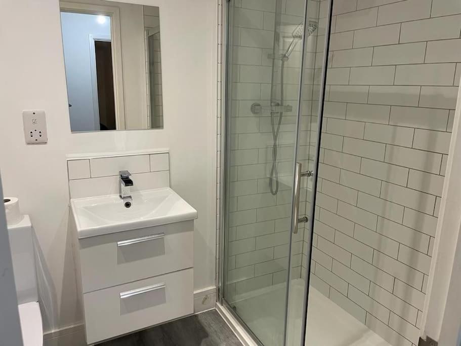 Stunning And Spacious 2Bed Flat In Central 沃金 外观 照片