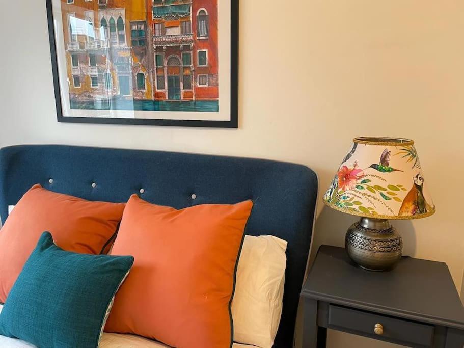Stunning And Spacious 2Bed Flat In Central 沃金 外观 照片