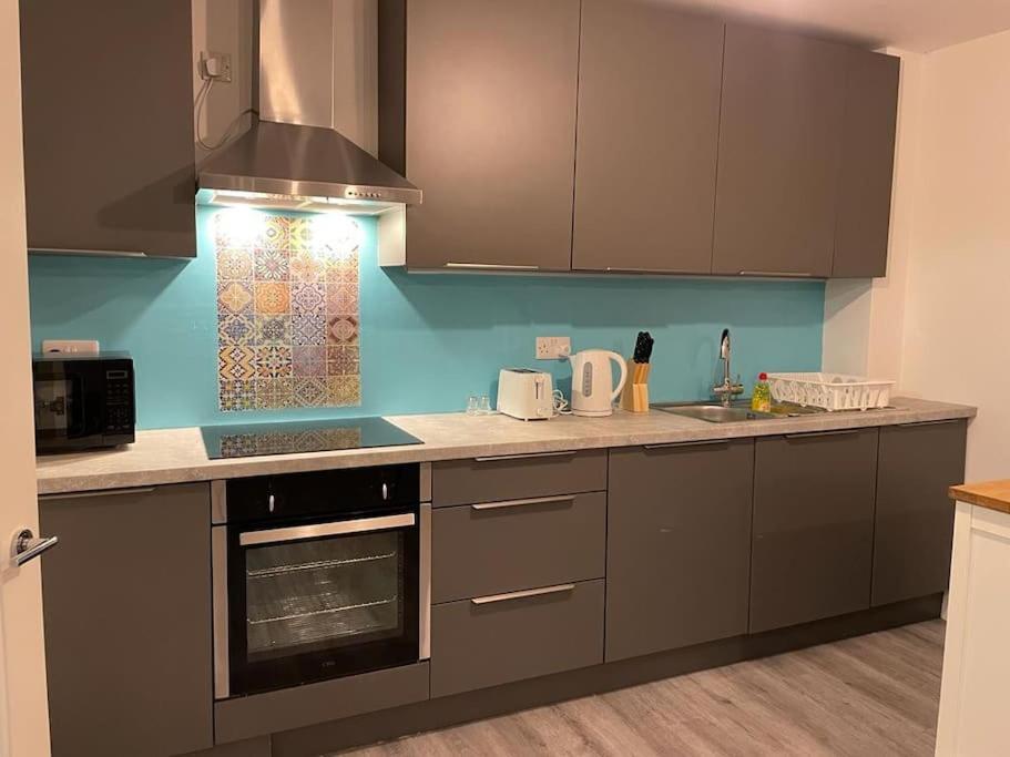 Stunning And Spacious 2Bed Flat In Central 沃金 外观 照片
