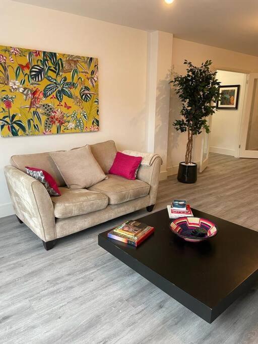 Stunning And Spacious 2Bed Flat In Central 沃金 外观 照片