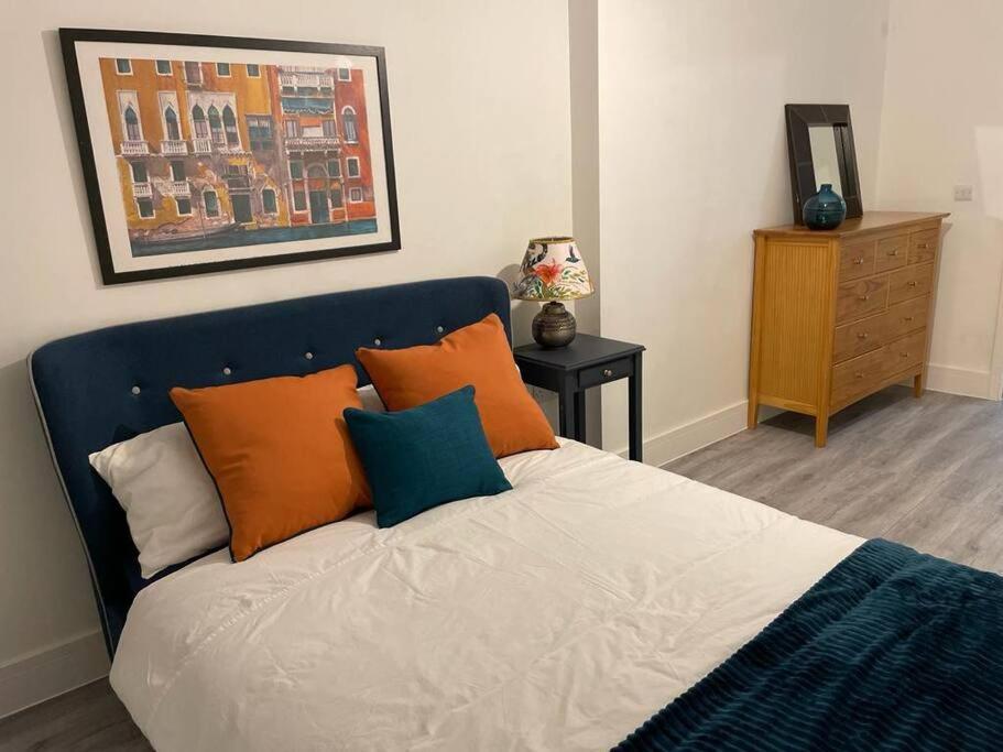 Stunning And Spacious 2Bed Flat In Central 沃金 外观 照片