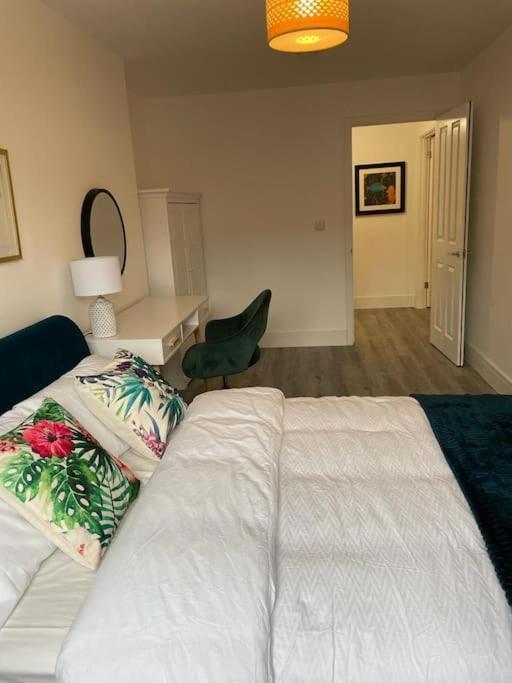 Stunning And Spacious 2Bed Flat In Central 沃金 外观 照片