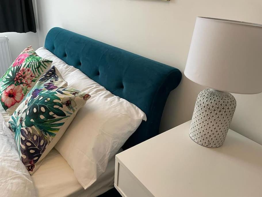 Stunning And Spacious 2Bed Flat In Central 沃金 外观 照片