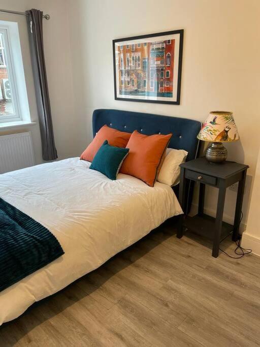 Stunning And Spacious 2Bed Flat In Central 沃金 外观 照片