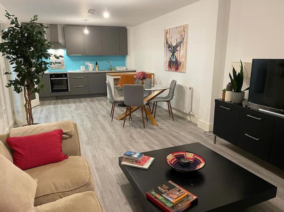 Stunning And Spacious 2Bed Flat In Central 沃金 外观 照片