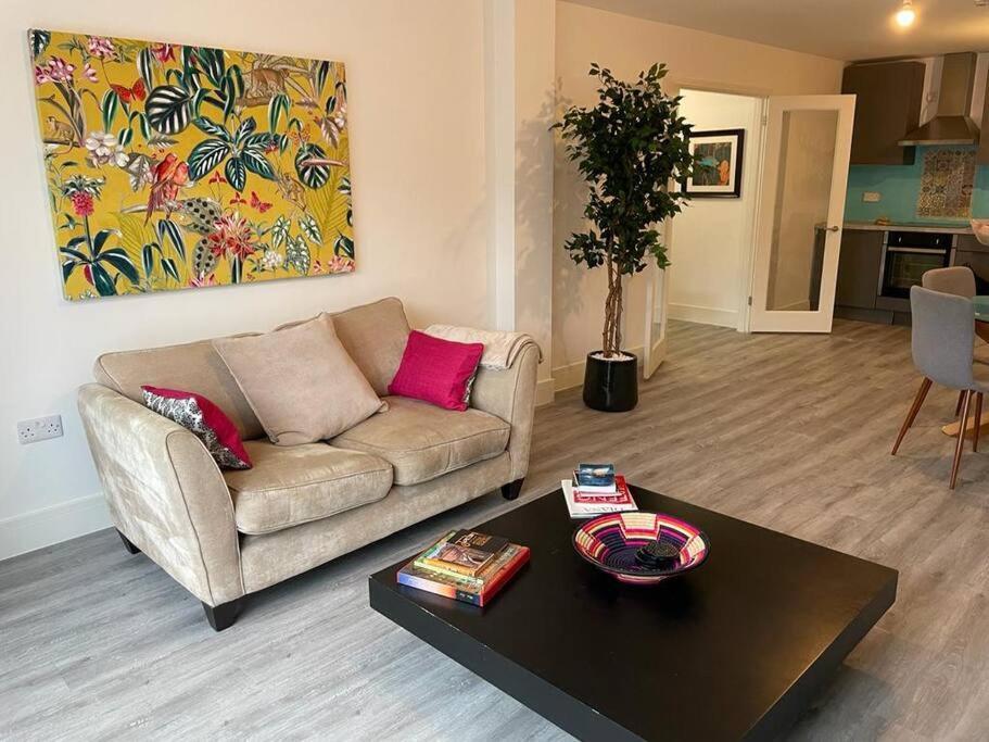 Stunning And Spacious 2Bed Flat In Central 沃金 外观 照片