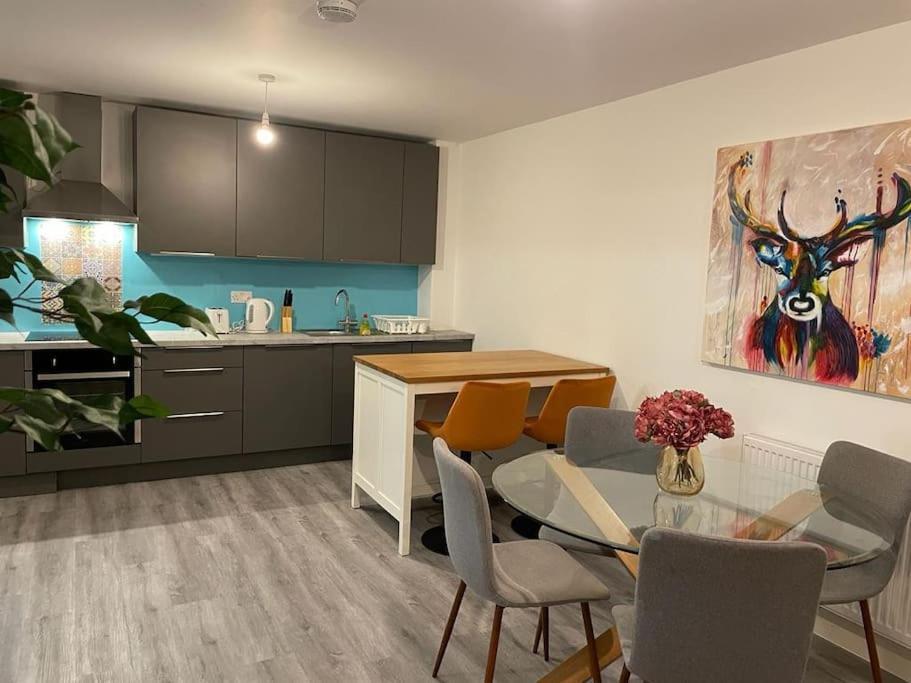 Stunning And Spacious 2Bed Flat In Central 沃金 外观 照片