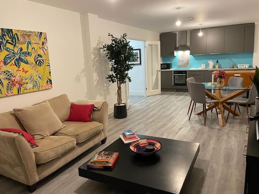 Stunning And Spacious 2Bed Flat In Central 沃金 外观 照片