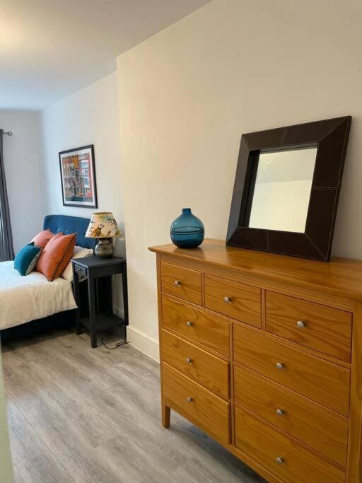 Stunning And Spacious 2Bed Flat In Central 沃金 外观 照片