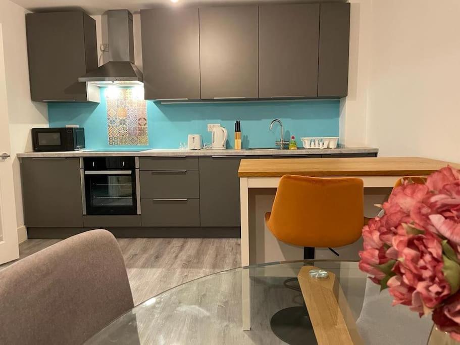 Stunning And Spacious 2Bed Flat In Central 沃金 外观 照片