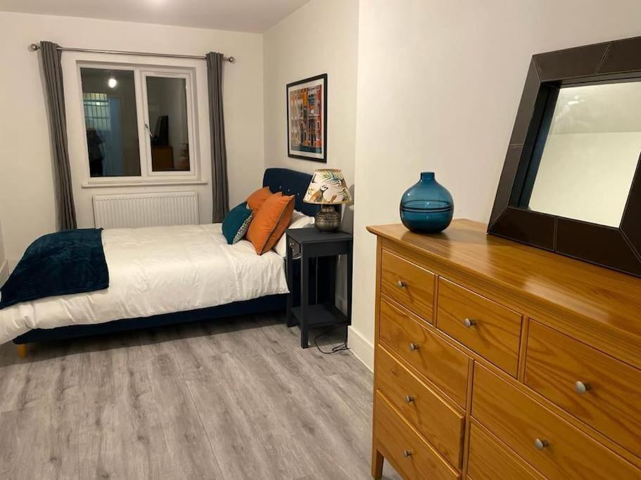 Stunning And Spacious 2Bed Flat In Central 沃金 外观 照片