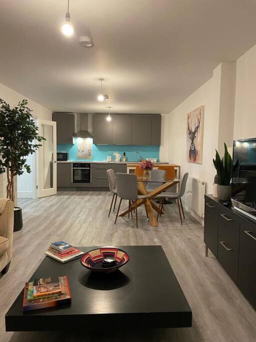 Stunning And Spacious 2Bed Flat In Central 沃金 外观 照片