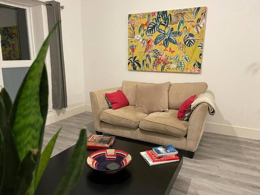 Stunning And Spacious 2Bed Flat In Central 沃金 外观 照片