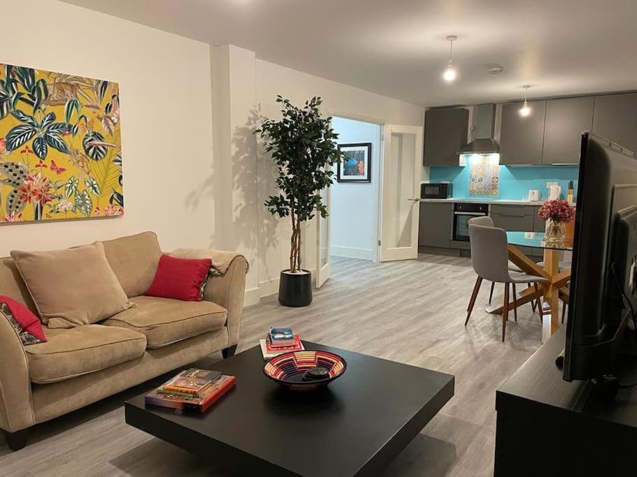Stunning And Spacious 2Bed Flat In Central 沃金 外观 照片