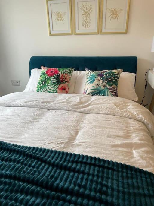 Stunning And Spacious 2Bed Flat In Central 沃金 外观 照片